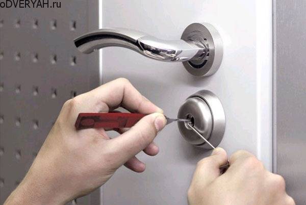 Как открыть замок межкомнатной двери без ключа: подручные инструменты