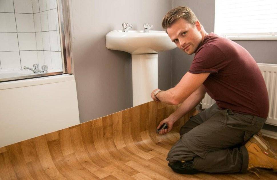 Как стелить линолеум своими руками: раскрой полотен, способы укладки (видео)
