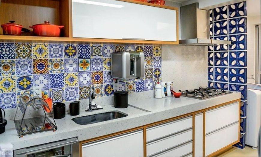 Красивая плитка с геометрическими узорами для кухонного фартука
