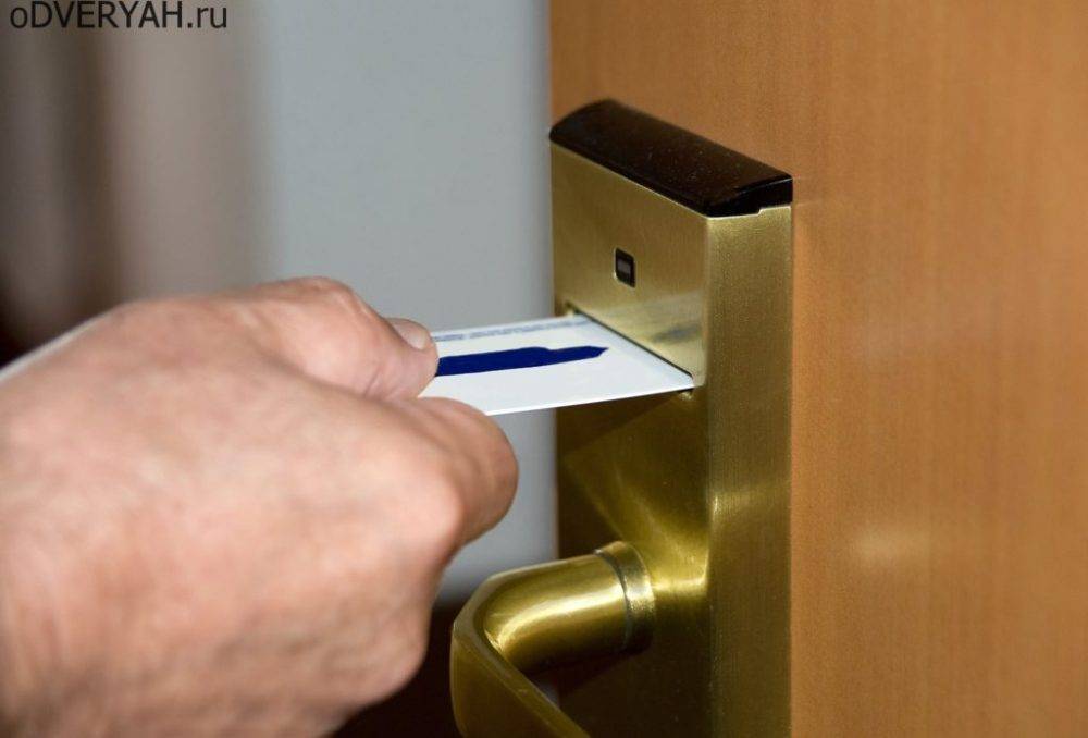 Врезные дверные замки: правила выбора для металической и деревянной двери