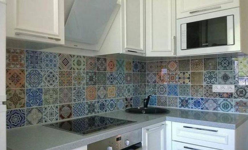 Красивая плитка с геометрическими узорами для кухонного фартука