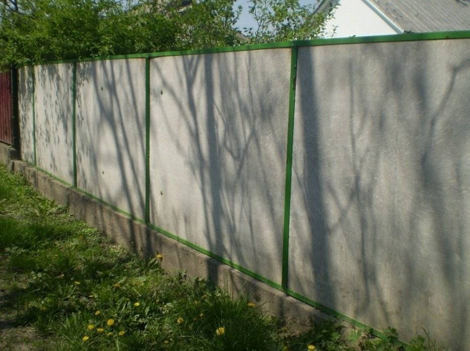 Как сделать забор из шифера своими руками: варианты и особенности установки