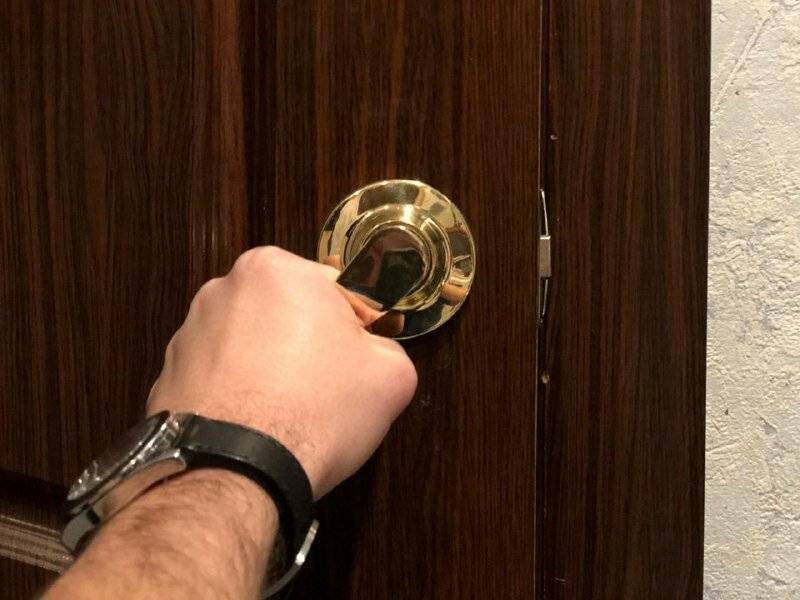Как вскрыть дверь без ключа – несколько доступных способов.