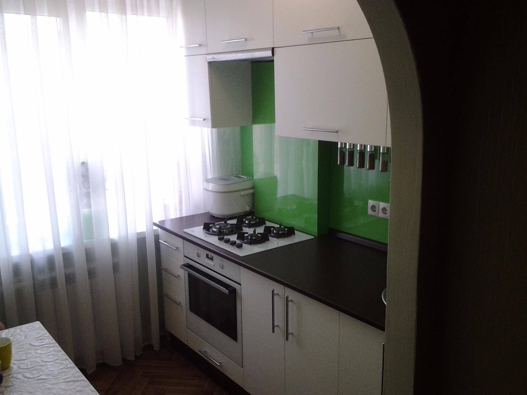 Обеденная зона в маленькой кухне: 3 схемы расположения
