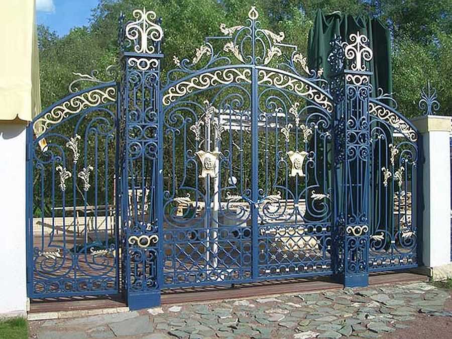 Кованые заборы — варианты дизайна, фото заборов и ворот с элементами ковки